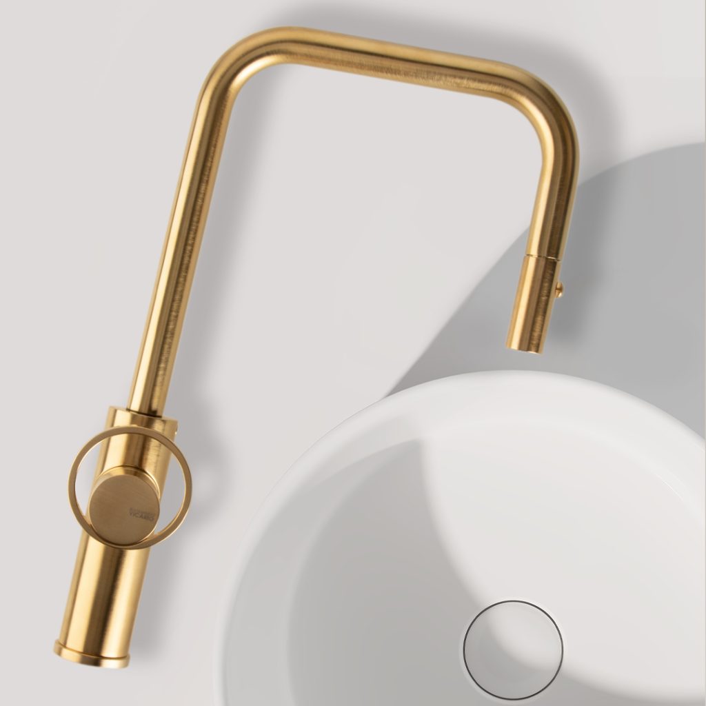 Halo oro sfondo bianco